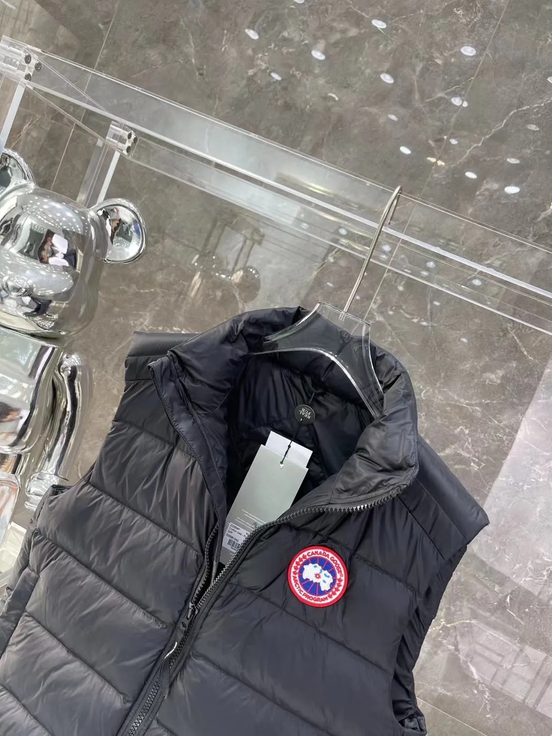 P480 top version Canadian brand vest new model Canada Goose has always been recognized as the warmest down jacket. Various Instagram celebrities, Internet celebrities, and celebrities often wear it for street photos. I make Canada Goose every year, but I still can’t get rid of my love for it. No matter how cold the days are, there is no need to be afraid, because there is! Filled with 90% white duck down, it is the legendary warmest down jacket and is known as a must-have for Arctic outdoor sports! The most popular down jacket in the world, celebrities are rushing to buy it, it is a must-have! Same style for men and women Size: xs ~ xxl